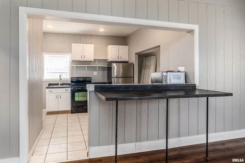 Tiny photo for 609 S Poplar Street, Carbondale, IL 62901 (MLS # EB459957)