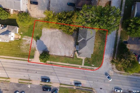 Tiny photo for 609 S Poplar Street, Carbondale, IL 62901 (MLS # EB459957)