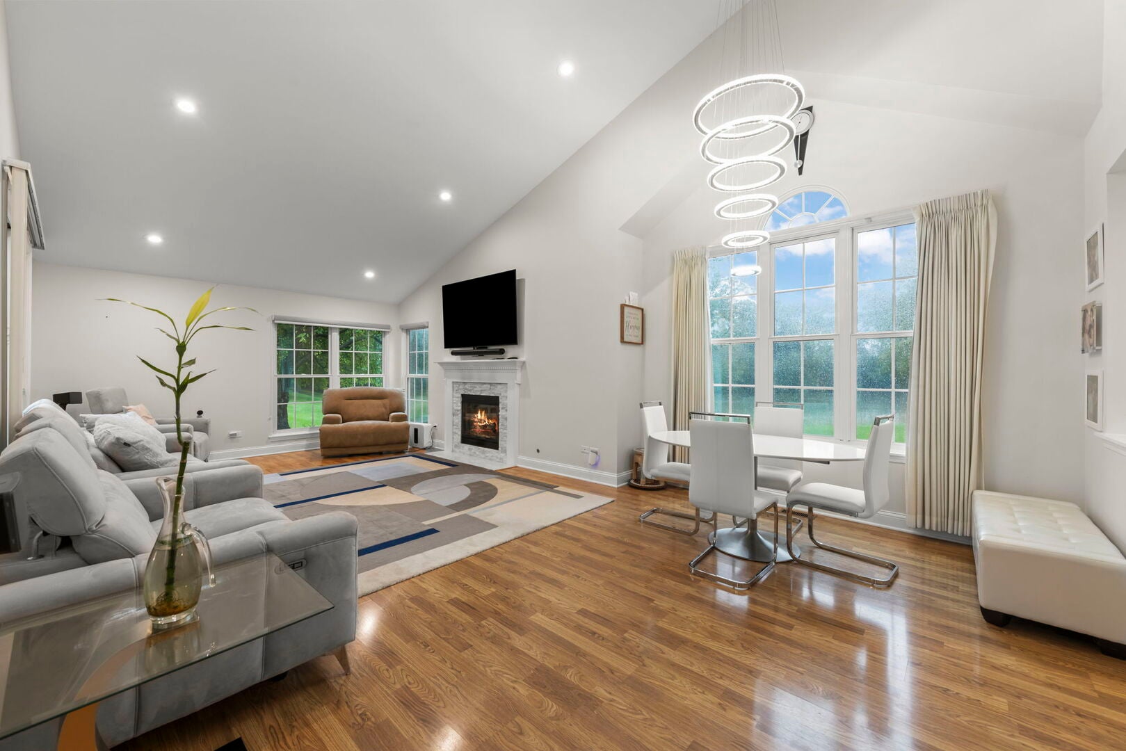 30W101 Fairfax Court 101