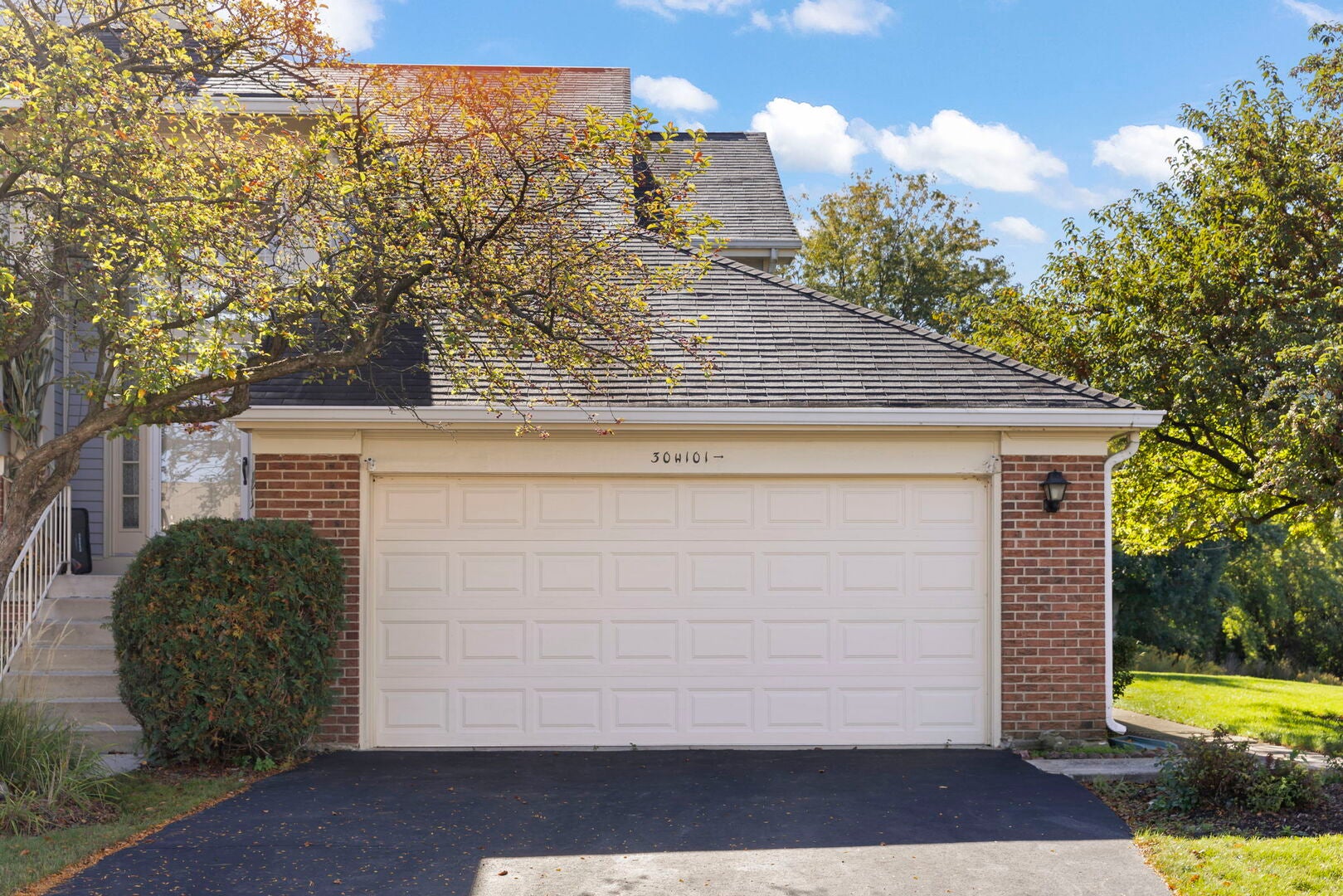30W101 Fairfax Court 101