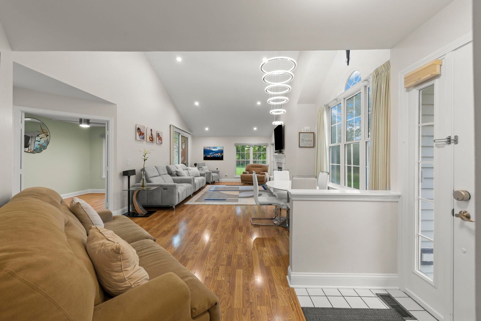 30W101 Fairfax Court 101