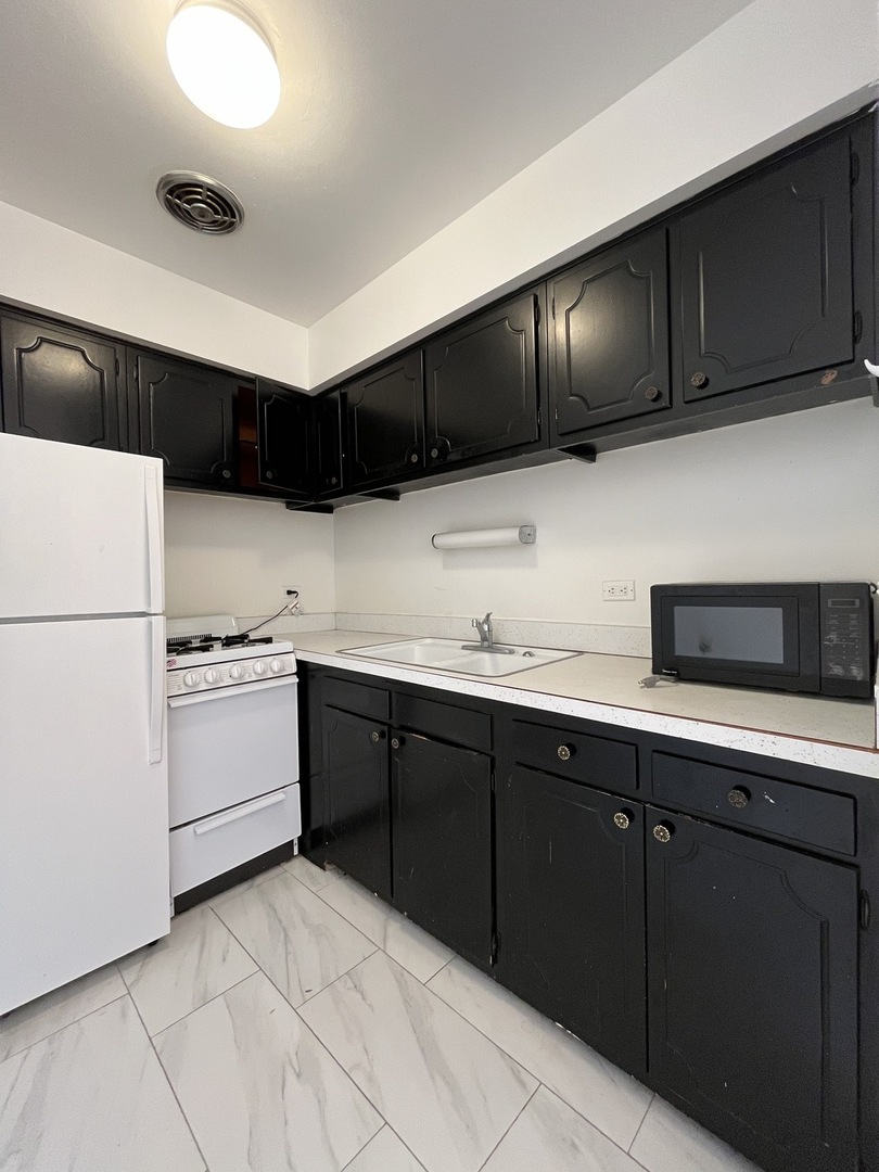 516 W Melrose Street 506