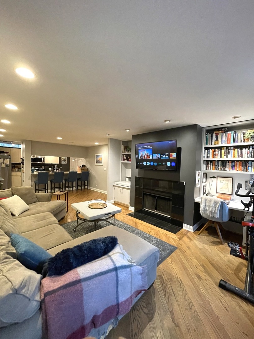 300 W Scott Street 601