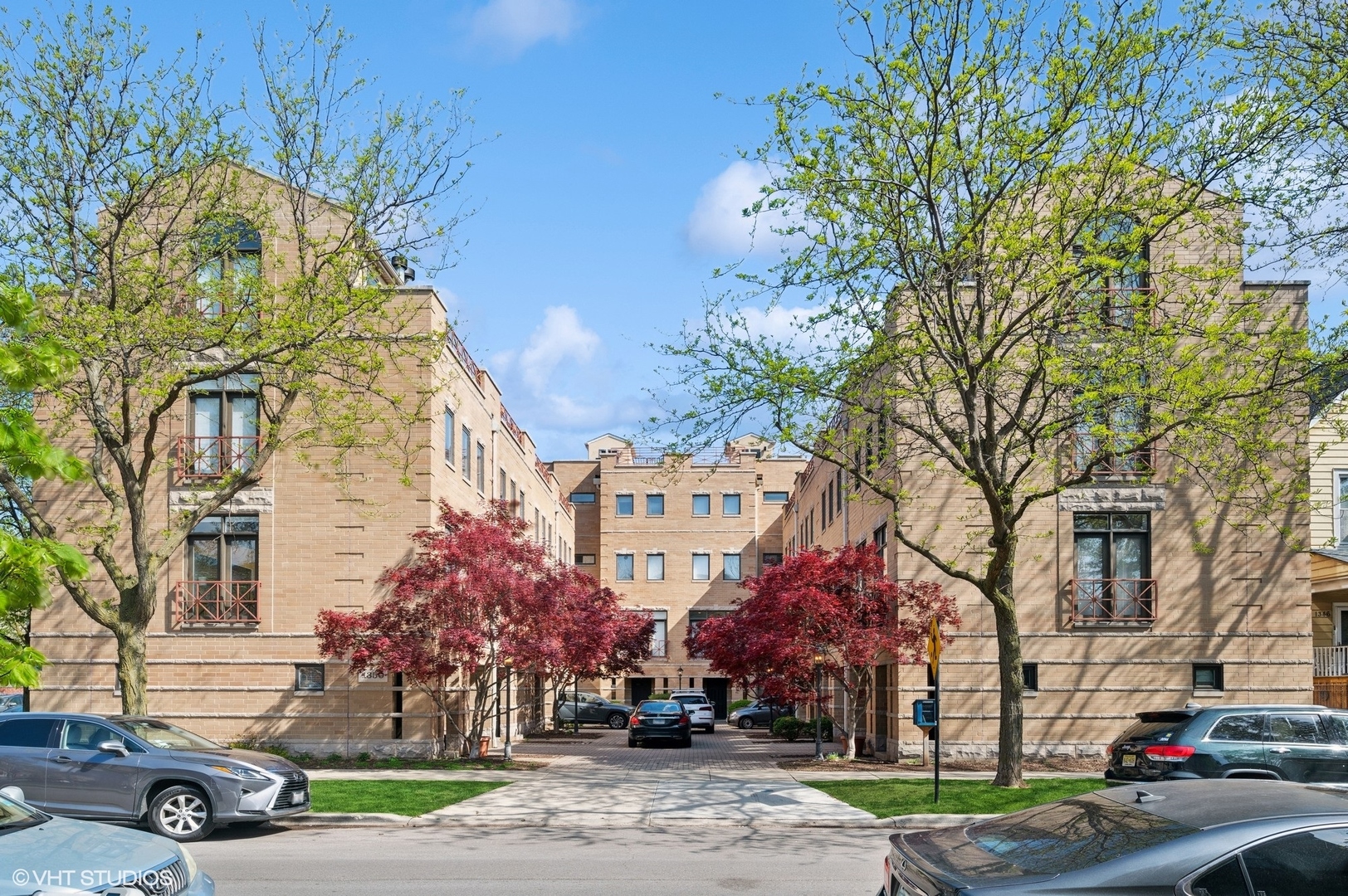 1350 W BYRON Street 9
