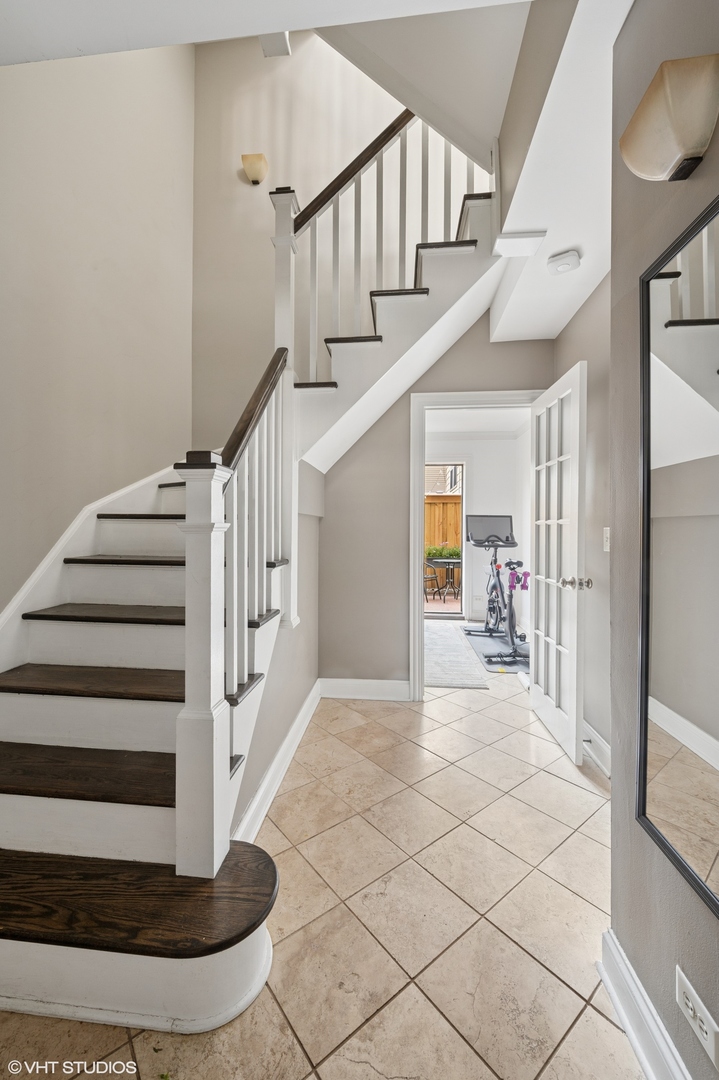 1350 W BYRON Street 9