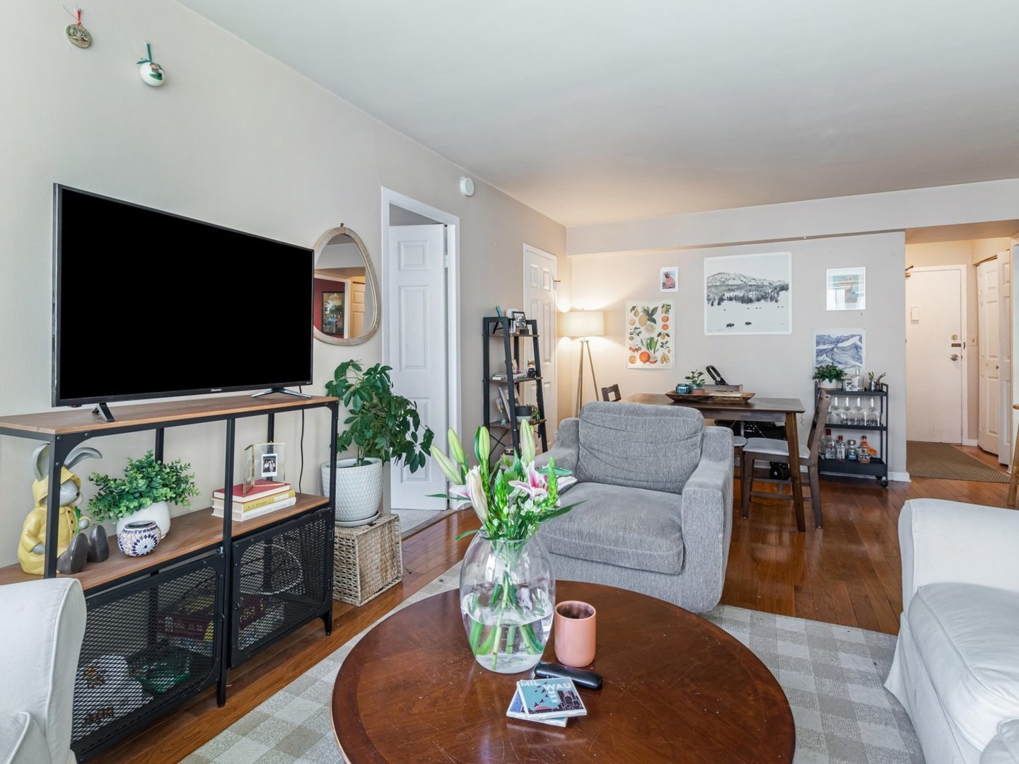 253 E delaware Place 10C