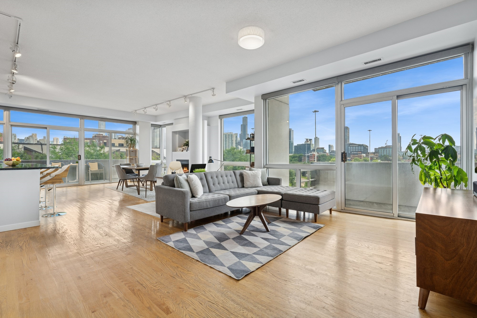 1035 W Huron Street 402
