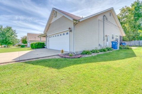 Tiny photo for 405 W Beacon Court, Mt Vernon, IL 62864 (MLS # 12740689)
