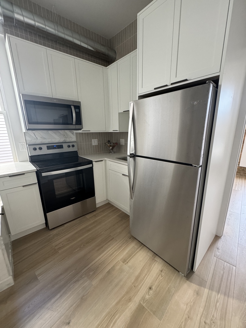 601 Green Bay Road 204