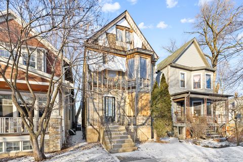 Photo of 1904 W Berwyn Avenue, Chicago, IL 60640 (MLS # 12582087)