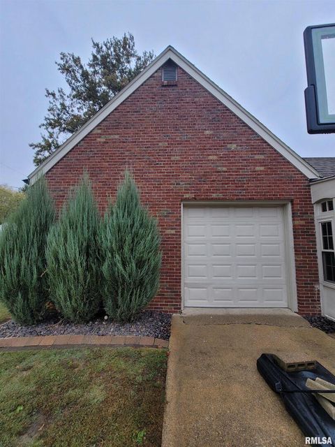 Tiny photo for 235 N INDIANA Avenue, Salem, IL 62881 (MLS # EB460277)