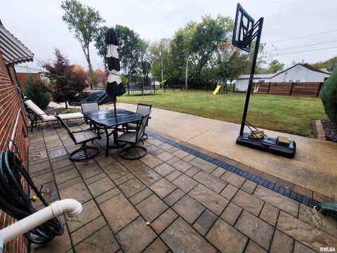 Tiny photo for 235 N INDIANA Avenue, Salem, IL 62881 (MLS # EB460277)