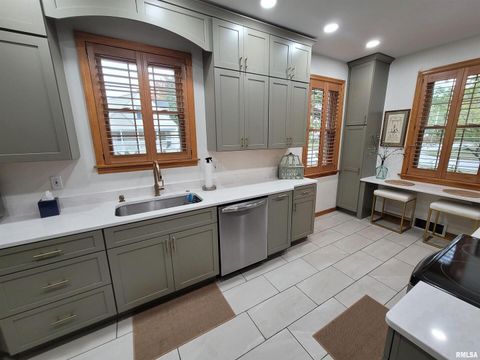 Tiny photo for 235 N INDIANA Avenue, Salem, IL 62881 (MLS # EB460277)