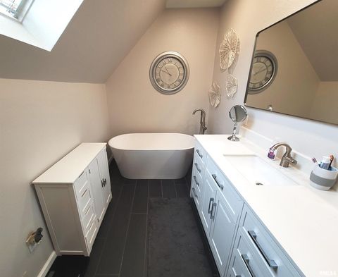 Tiny photo for 235 N INDIANA Avenue, Salem, IL 62881 (MLS # EB460277)