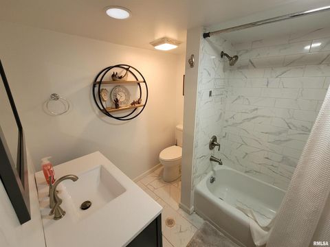 Tiny photo for 235 N INDIANA Avenue, Salem, IL 62881 (MLS # EB460277)