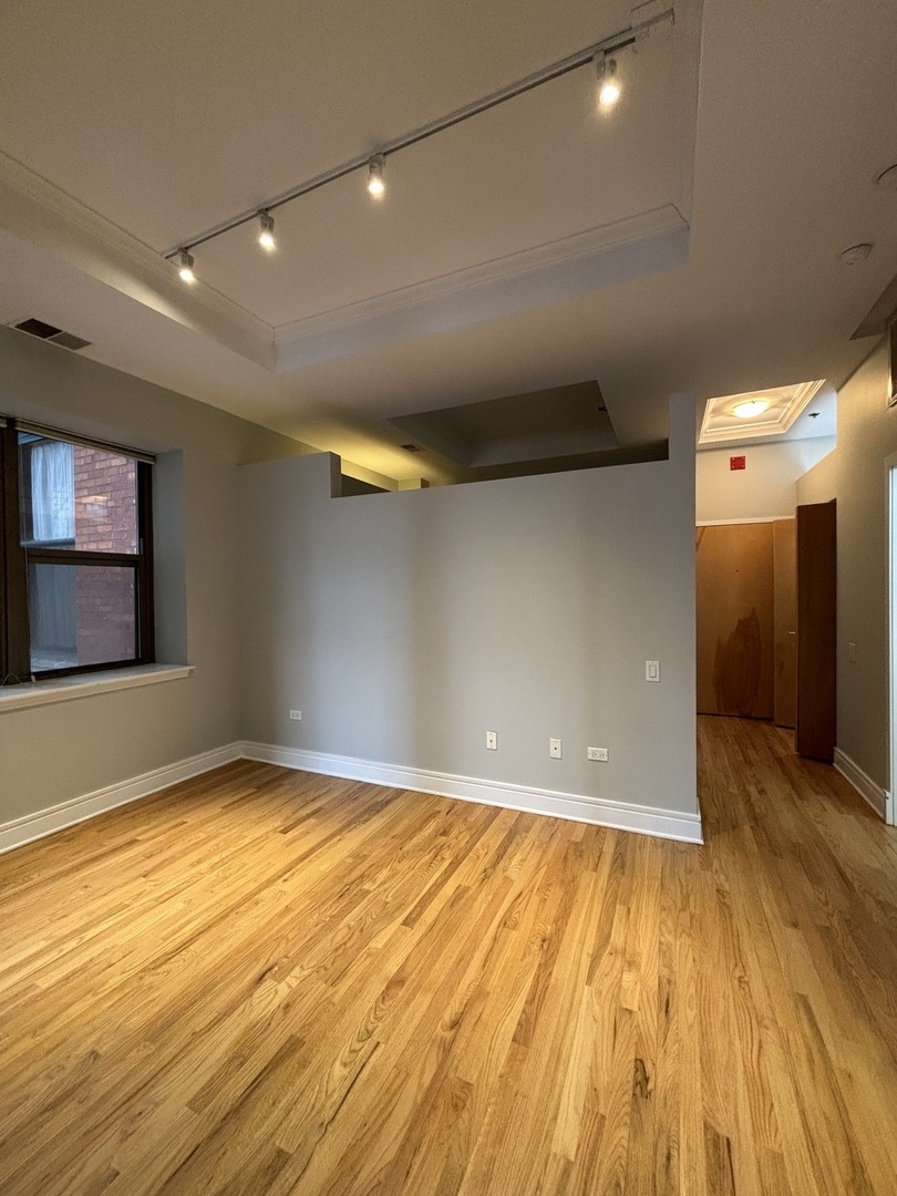 212 W Washington Street 913