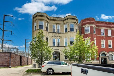 Photo of 737 E 50th Street #4, Chicago, IL 60615 (MLS # 12497951)