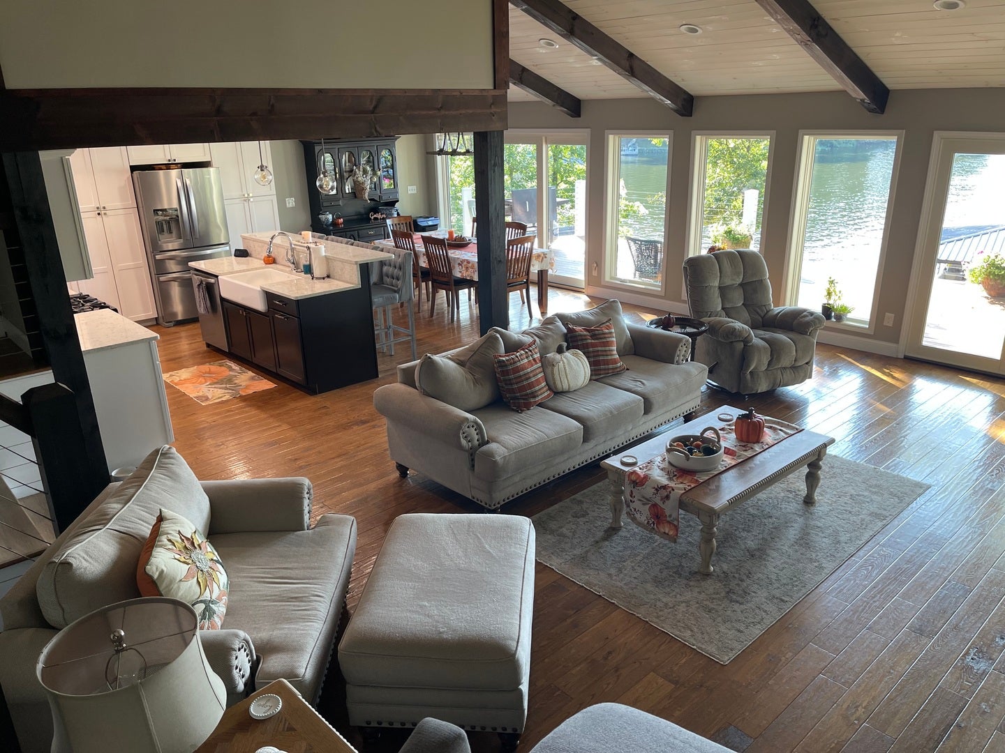 1045 LAKESHORE Drive N