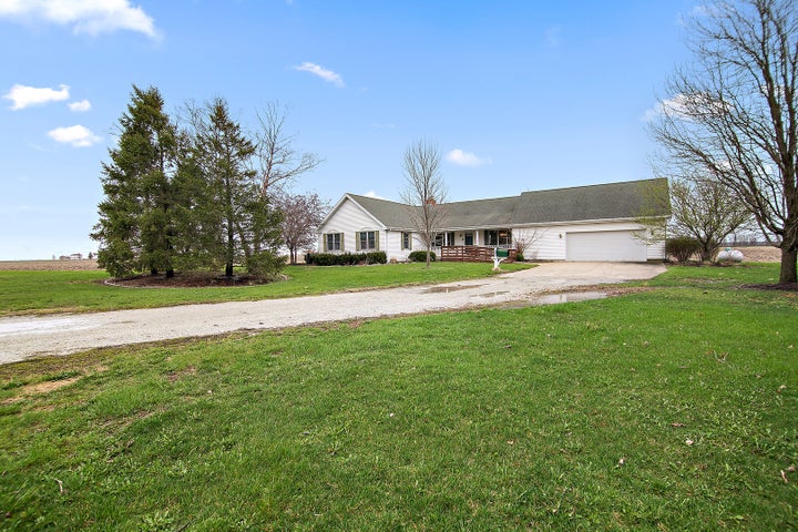 Photo 1 of 40 — 2078 N 1100 Road E, Danforth, IL 60930