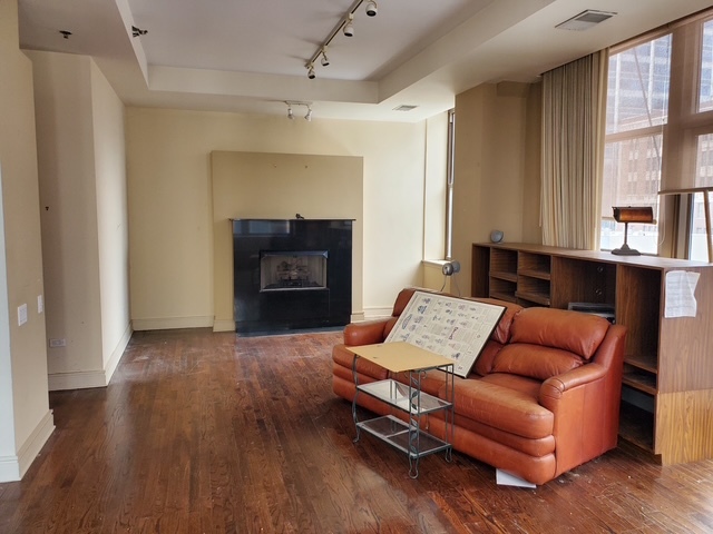 212 W Washington Street 1805