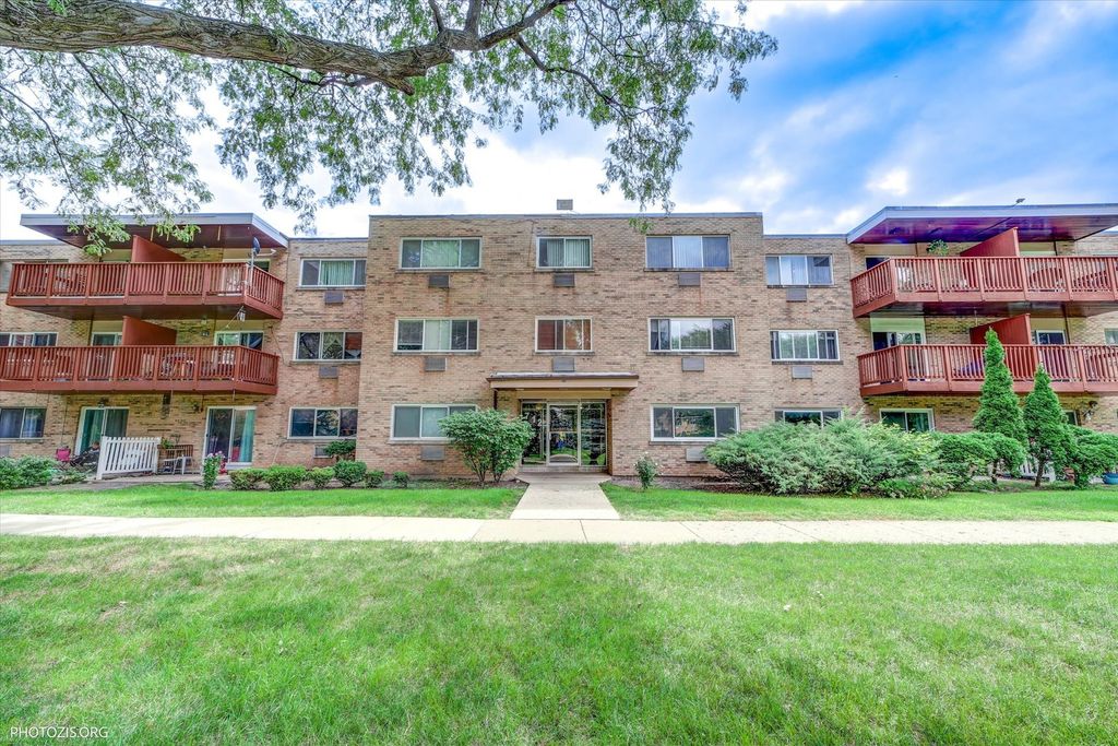 Photo for 712 W DEMPSTER Street #FG10, Mount Prospect, IL 60056 (MLS # 12481984)