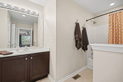 Tiny photo for 4 Lakebreeze Court, Lake Zurich, IL 60047 (MLS # 12710762)
