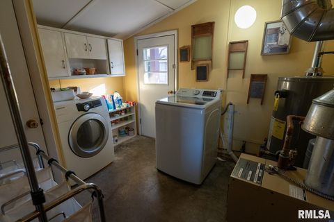 Tiny photo for 127 W Homer Street, Harrisburg, IL 62946 (MLS # EB460650)