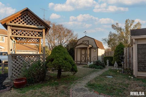 Tiny photo for 127 W Homer Street, Harrisburg, IL 62946 (MLS # EB460650)