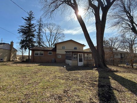 Tiny photo for 10 Linden Avenue, Buffalo Grove, IL 60089 (MLS # 12580254)