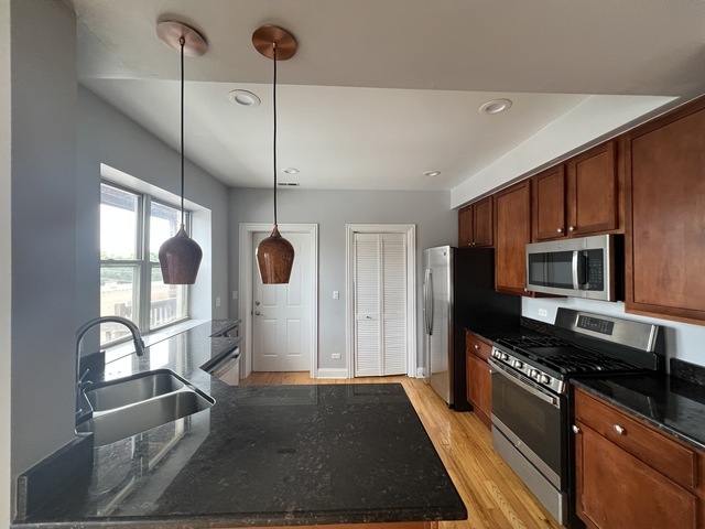 2707 W Glenlake Avenue 3
