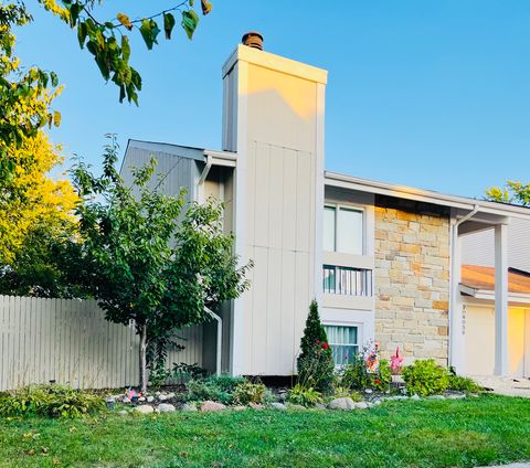 Photo of 30W056 Mulberry Court #056, Warrenville, IL 60555 (MLS # 12514432)