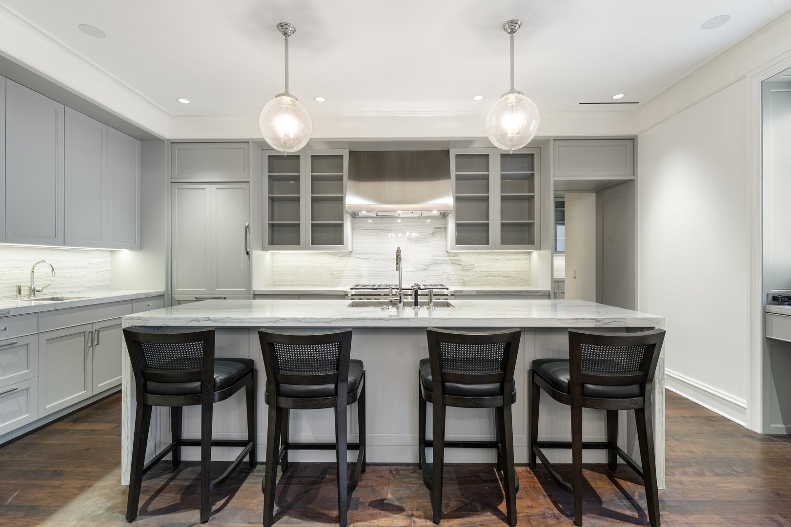 220 E Walton Place 4E