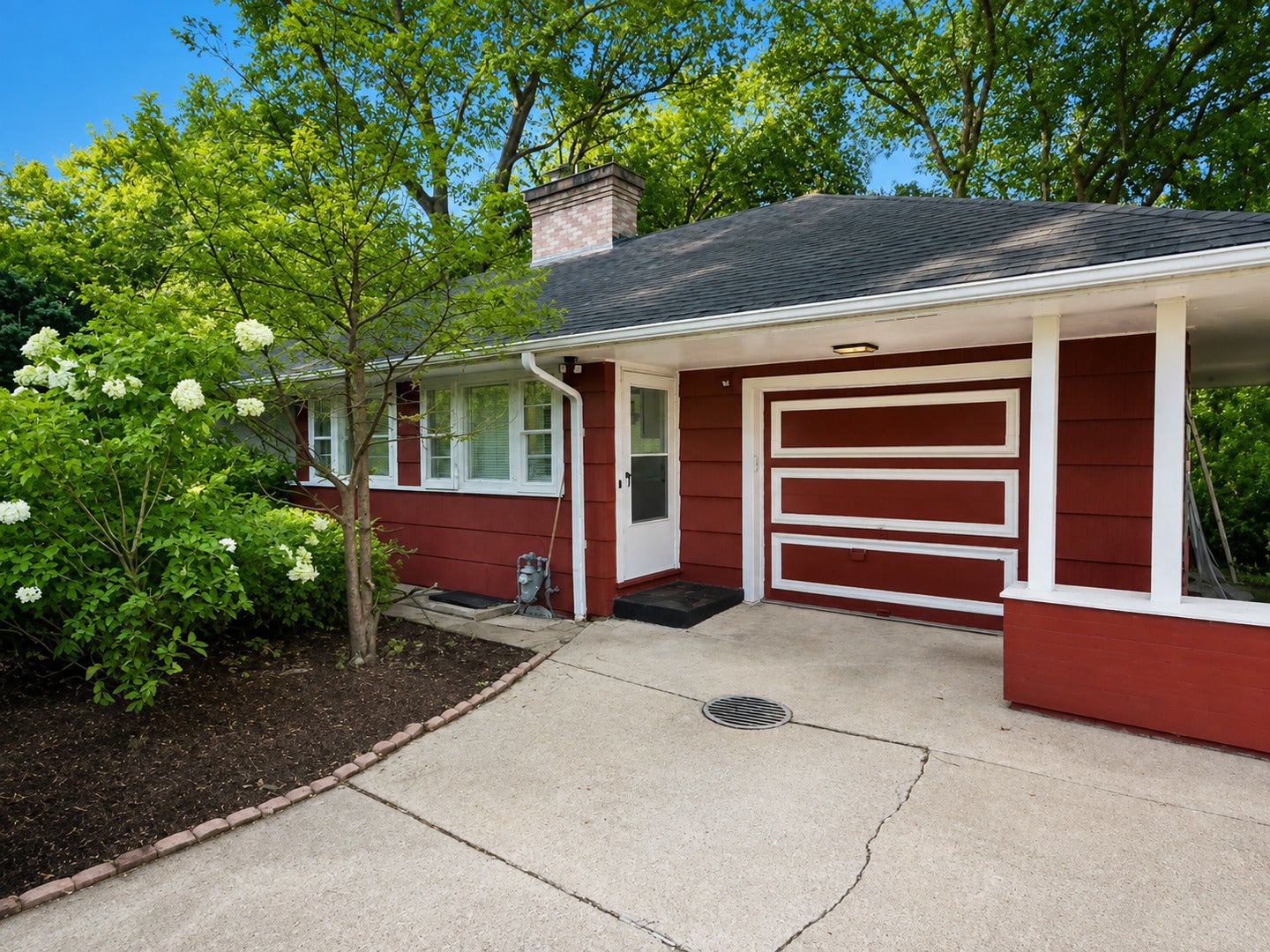 2811 FOREST Lane