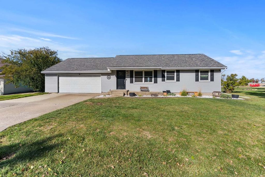 Photo for 208 E 8th Street, Gridley, IL 61744 (MLS # 12494291)