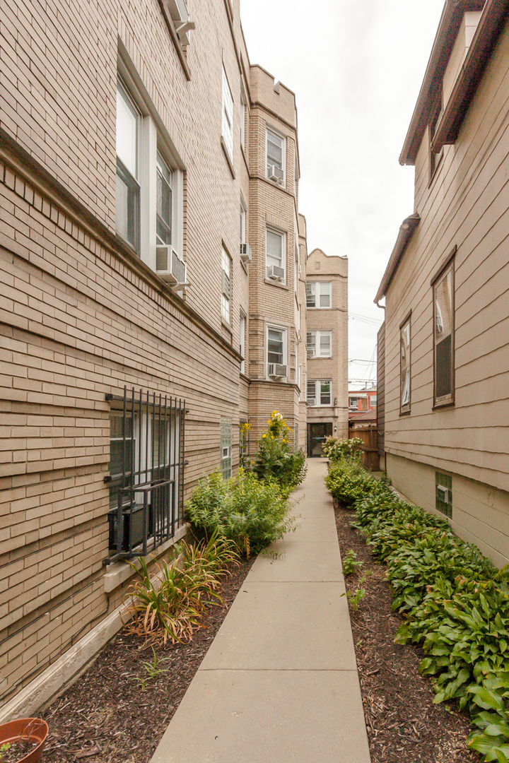 2837.5 N Sawyer Avenue 1W