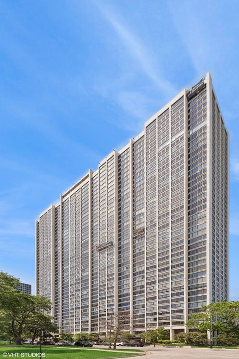 Photo of 2800 N Lake Shore Drive #4117, Chicago, IL 60657 (MLS # 12540962)