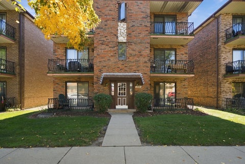Tiny photo for 6549 W 64th Place #2W, Chicago, IL 60638 (MLS # 12773214)