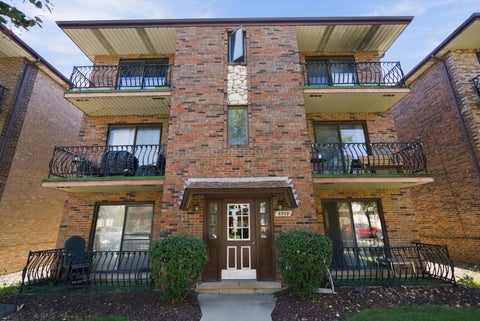 Photo of 6549 W 64th Place #2W, Chicago, IL 60638 (MLS # 12773214)