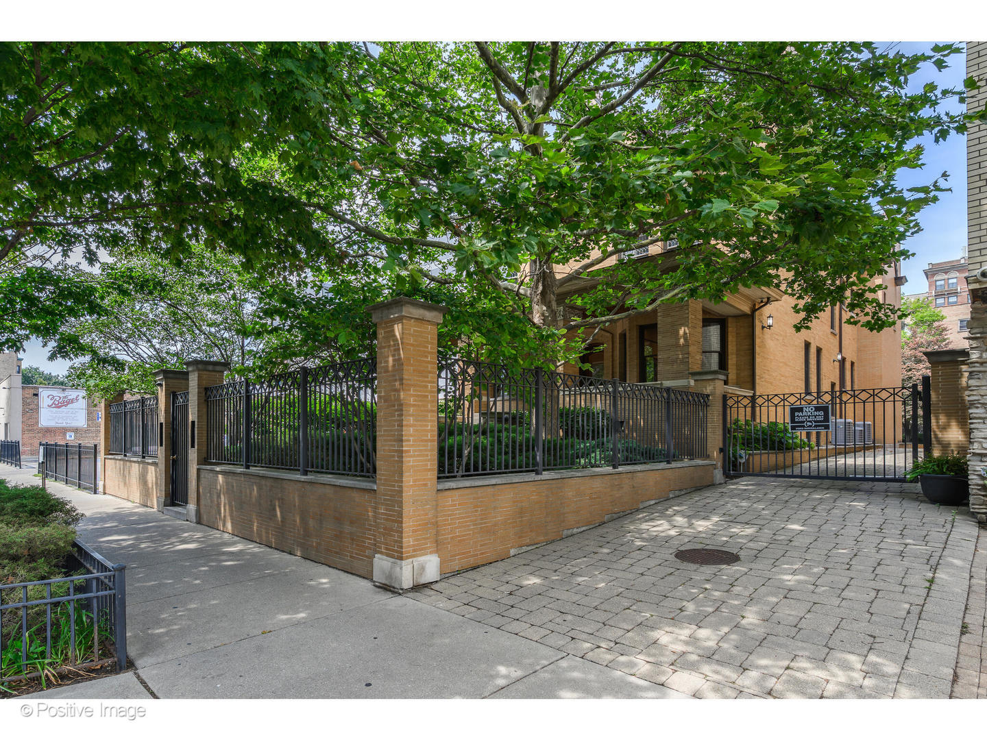 536 W Barry Avenue