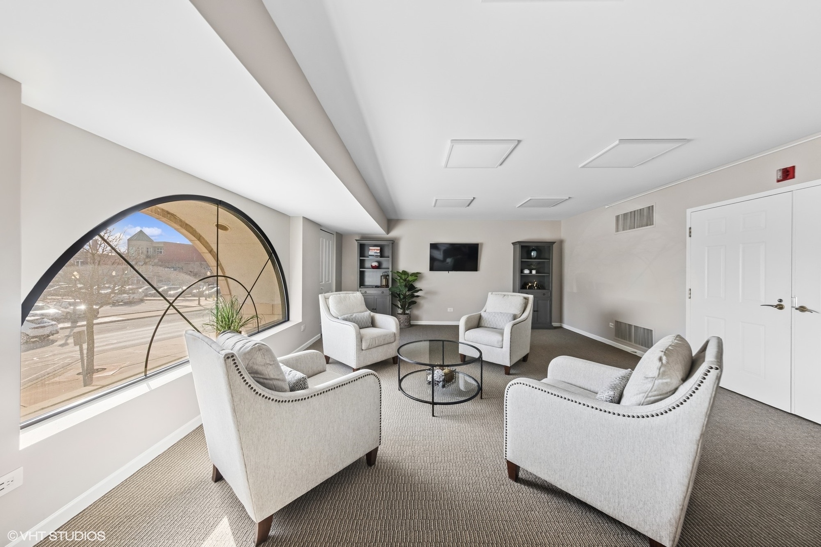 14 S Ashland Avenue 209