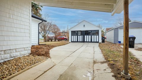 Tiny photo for 611 E Olive Street, Bloomington, IL 61701 (MLS # 12542369)