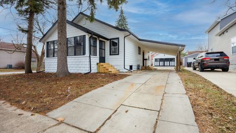 Photo of 611 E Olive Street, Bloomington, IL 61701 (MLS # 12542369)