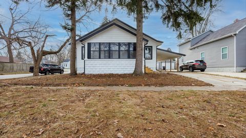 Tiny photo for 611 E Olive Street, Bloomington, IL 61701 (MLS # 12542369)