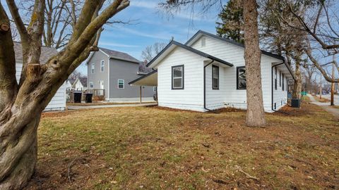 Tiny photo for 611 E Olive Street, Bloomington, IL 61701 (MLS # 12542369)