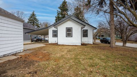 Tiny photo for 611 E Olive Street, Bloomington, IL 61701 (MLS # 12542369)