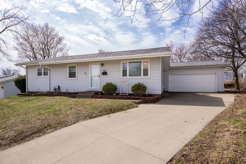 Photo of 2814 Hillside Court, Bettendorf, IA 52722 (MLS # 12600320)