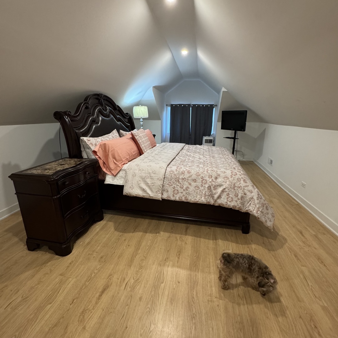 7804 S Paxton Avenue