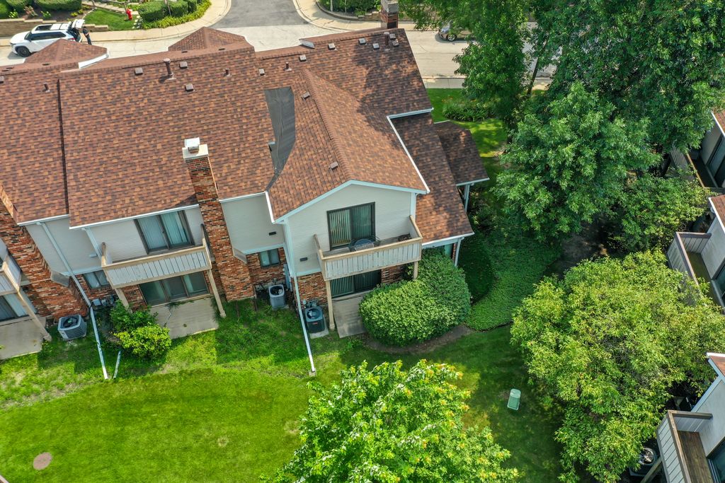 Photo for 1012 Sussex Drive, Northbrook, IL 60062 (MLS # 12437963)