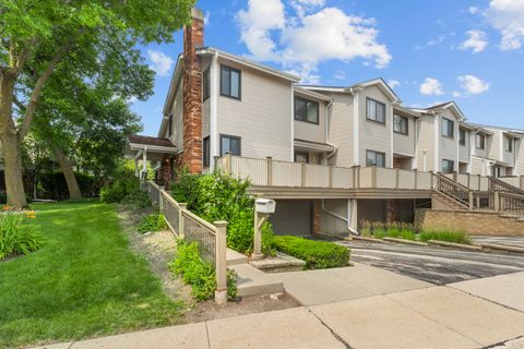Tiny photo for 1012 Sussex Drive, Northbrook, IL 60062 (MLS # 12437963)