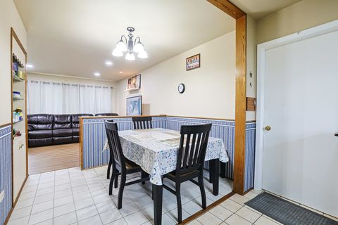 Tiny photo for 479 Munroe Circle, Des Plaines, IL 60016 (MLS # 12524691)